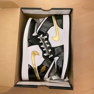 Jordan 1 Mid SE Black Gold GS